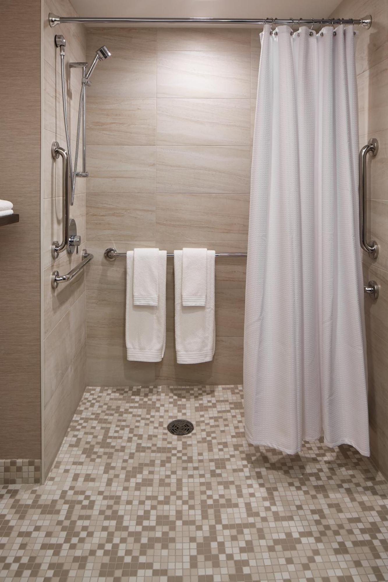 The Del Monte Lodge Renaissance Rochester Hotel&Spa Extérieur photo