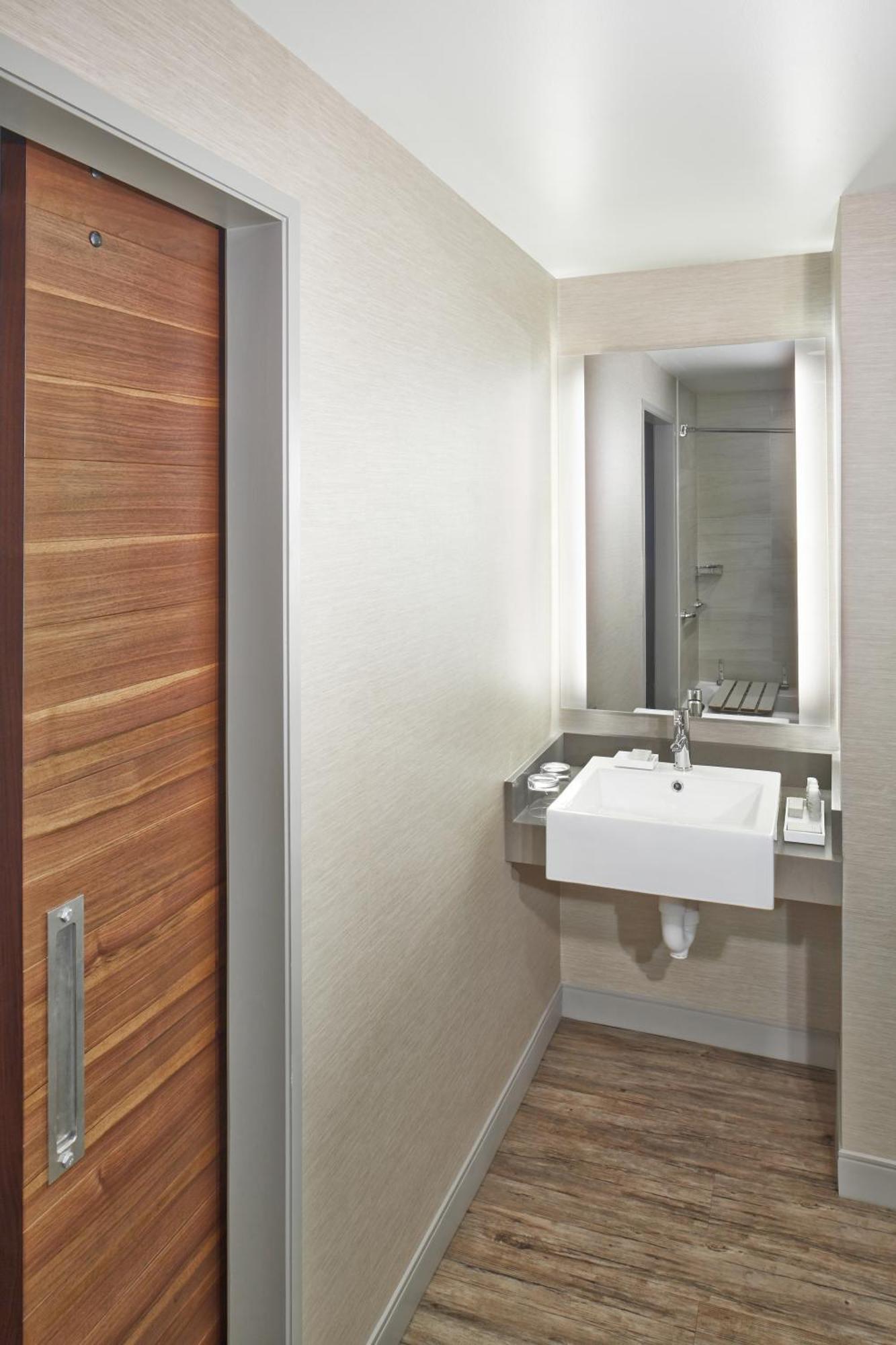 The Del Monte Lodge Renaissance Rochester Hotel&Spa Extérieur photo
