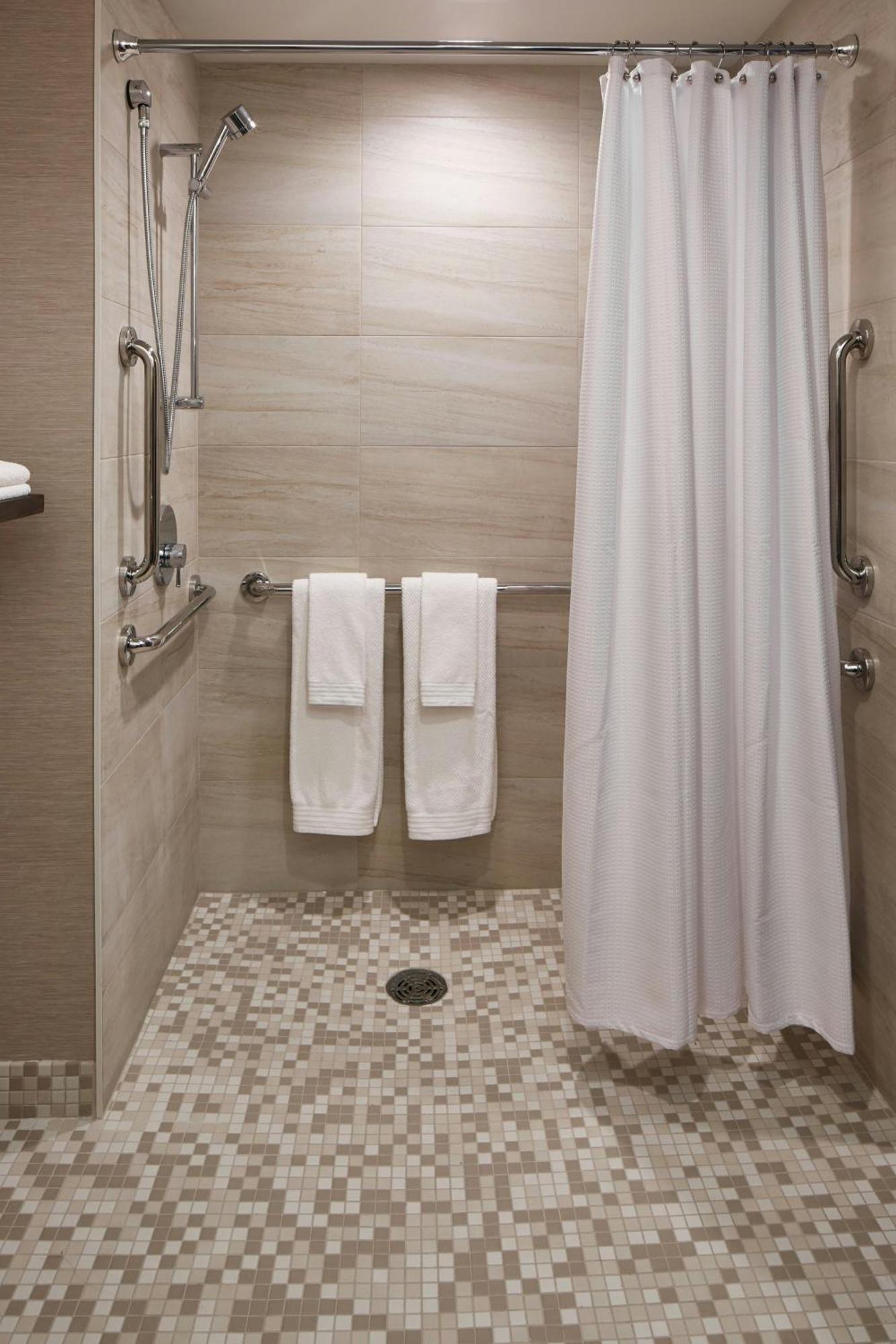 The Del Monte Lodge Renaissance Rochester Hotel&Spa Extérieur photo