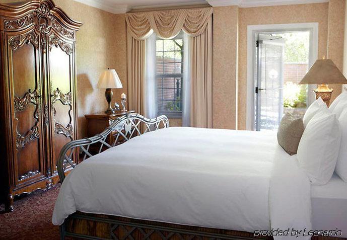 The Del Monte Lodge Renaissance Rochester Hotel&Spa Extérieur photo